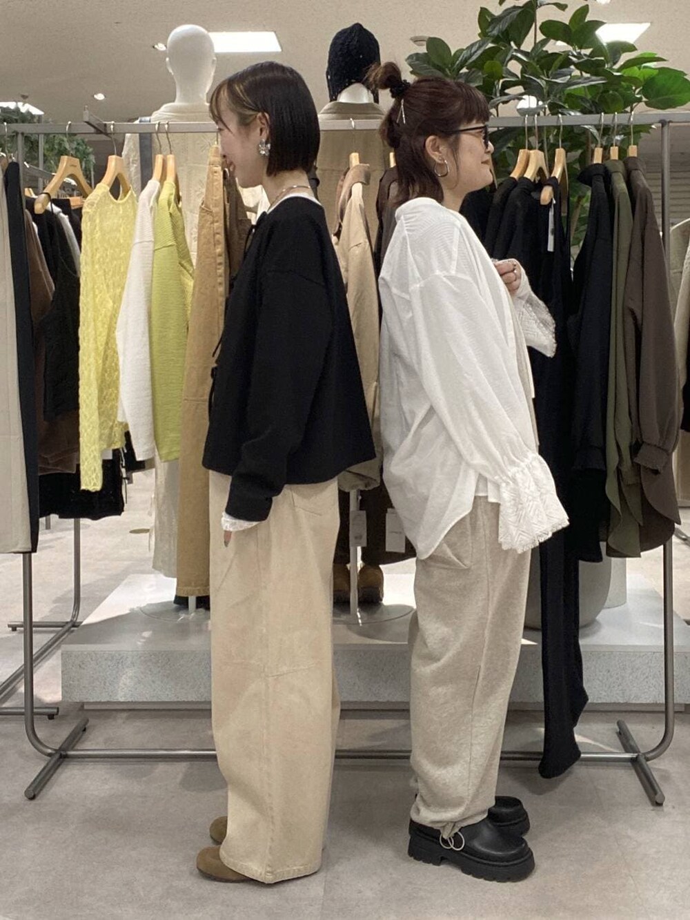 ホワイト系のTシャツ/カットソー、ホワイト系のその他パンツ、ホワイト系のシャツ/ブラウスを着用したレディースの冬コーディネートの2枚目の写真