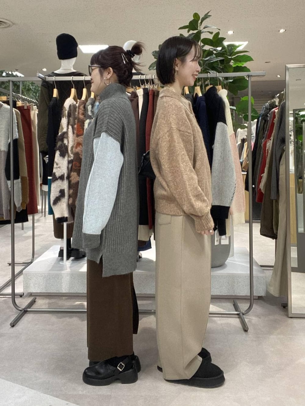 ブラウン系のスカート、ベージュ系のスウェットパンツ、ブラック系のボストンバッグを着用したレディースの冬コーディネートの2枚目の写真