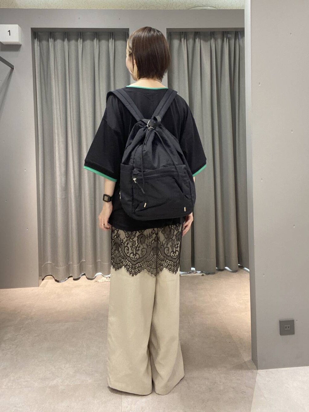 ブラック系のTシャツ/カットソー、ベージュ系のその他パンツ、ブラック系のキャミソールを着用したレディースの夏コーディネートの2枚目の写真