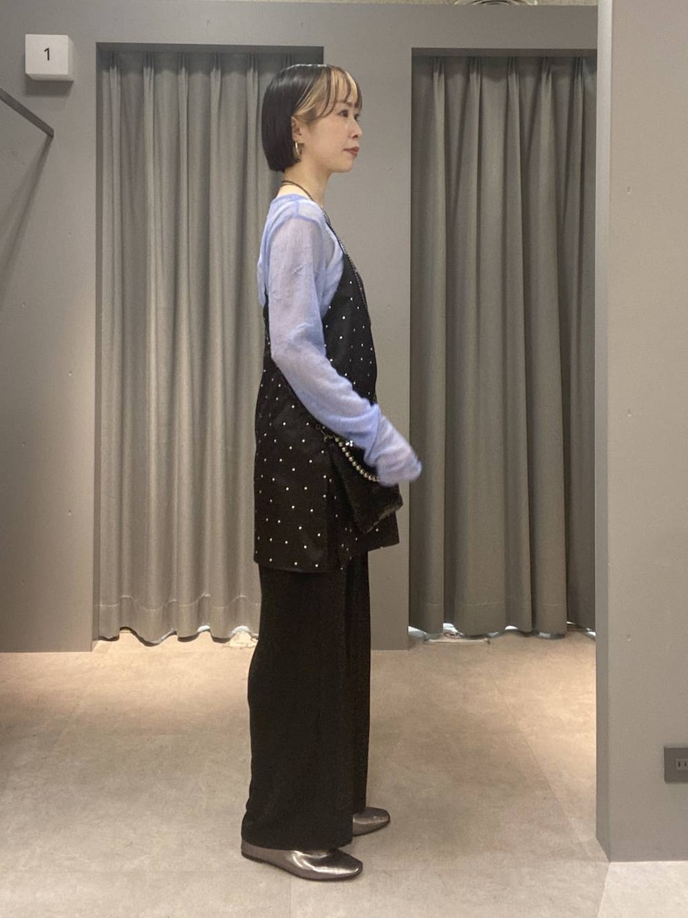 ブラック系のその他パンツ、その他のパンプス、ブルー系のTシャツ/カットソーを着用したレディースの春コーディネートの2枚目の写真