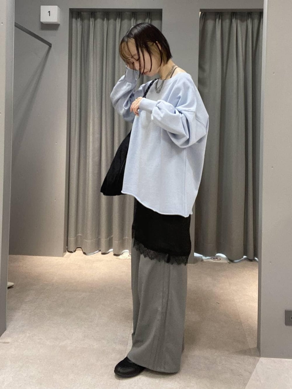 グレー系のその他パンツ、ブラック系のパンプス、ブラック系のトートバッグを着用したレディースの冬コーディネートの3枚目の写真