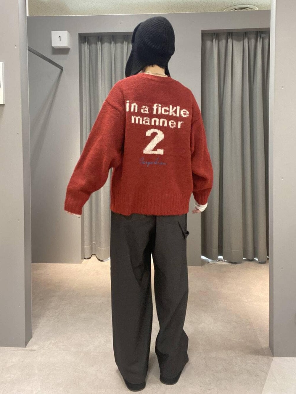 グレー系のその他パンツ、ホワイト系のTシャツ/カットソー、レッド系のニット/セーターを着用したレディースの冬コーディネートの3枚目の写真