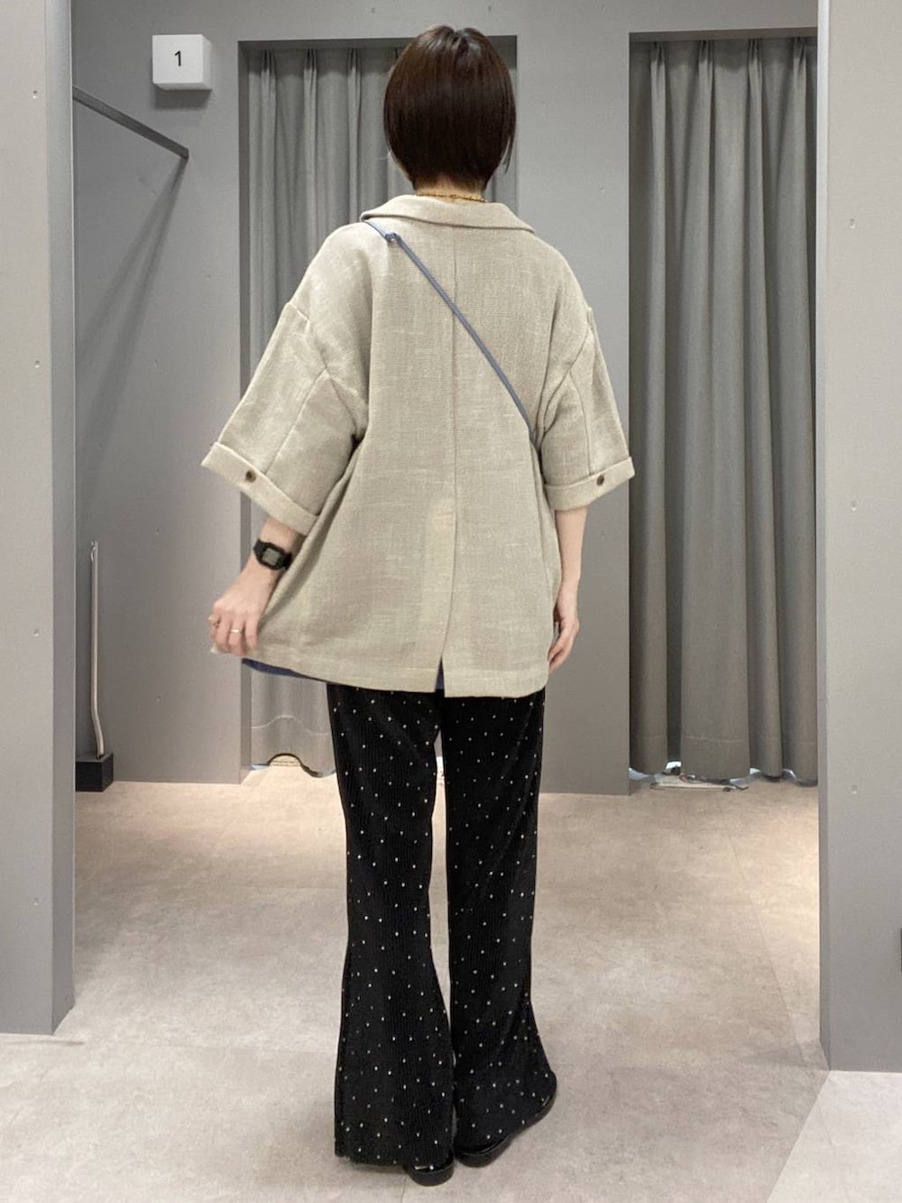ブラウン系のその他パンツ、ブルー系のTシャツ/カットソー、ベージュ系のテーラードジャケットを着用したレディースの夏コーディネートの3枚目の写真