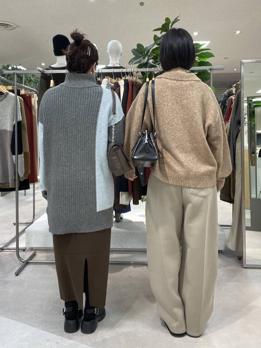 ブラウン系のスカート、ベージュ系のスウェットパンツ、ブラック系のボストンバッグを着用したレディースの冬コーディネートの3枚目の写真