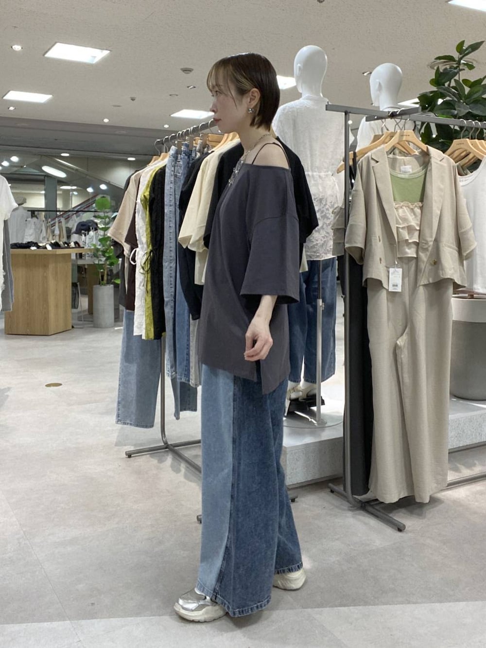 グレー系のTシャツ/カットソー、ブルー系のデニムパンツ、シルバー系のネックレスを着用したレディースの夏コーディネートの2枚目の写真