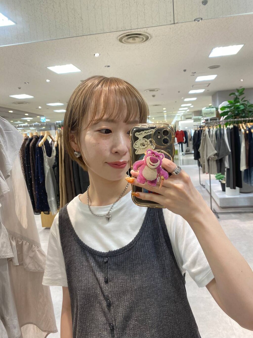グレー系のTシャツ/カットソー、ホワイト系のTシャツ/カットソー、ブラック系のその他パンツを着用したレディースの夏コーディネートの2枚目の写真