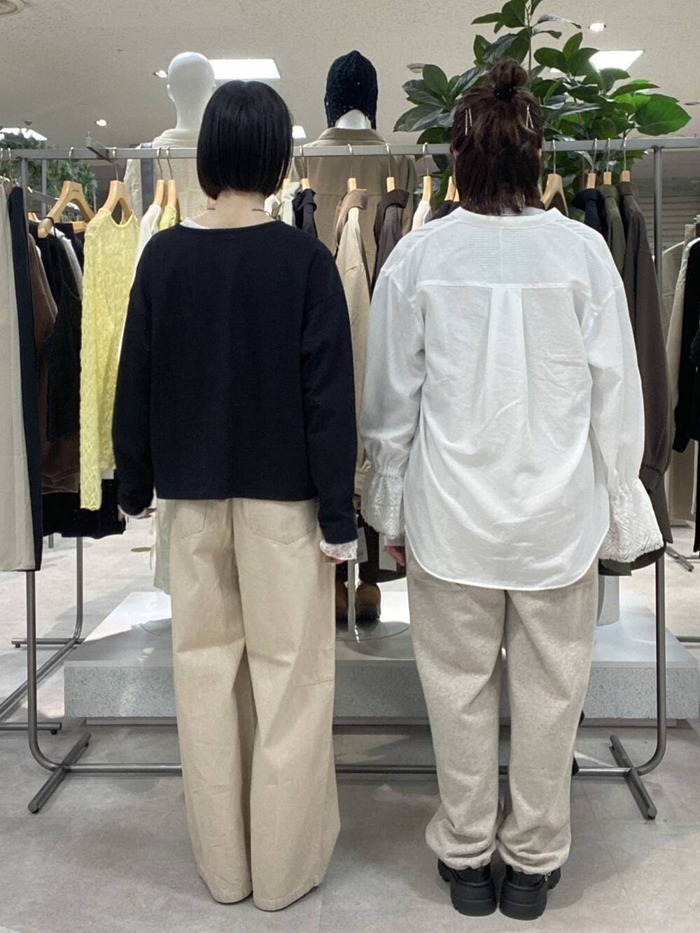 ホワイト系のTシャツ/カットソー、ホワイト系のその他パンツ、ホワイト系のシャツ/ブラウスを着用したレディースの冬コーディネートの3枚目の写真