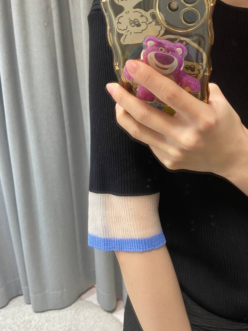 ブラック系のニット/セーターを着用したレディースの春コーディネートの2枚目の写真