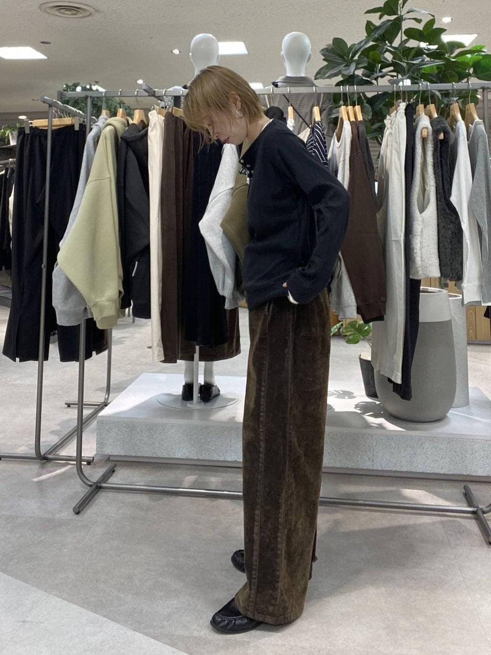 ブラウン系のその他パンツ、ブラック系のTシャツ/カットソーを着用したレディースの秋コーディネートの2枚目の写真