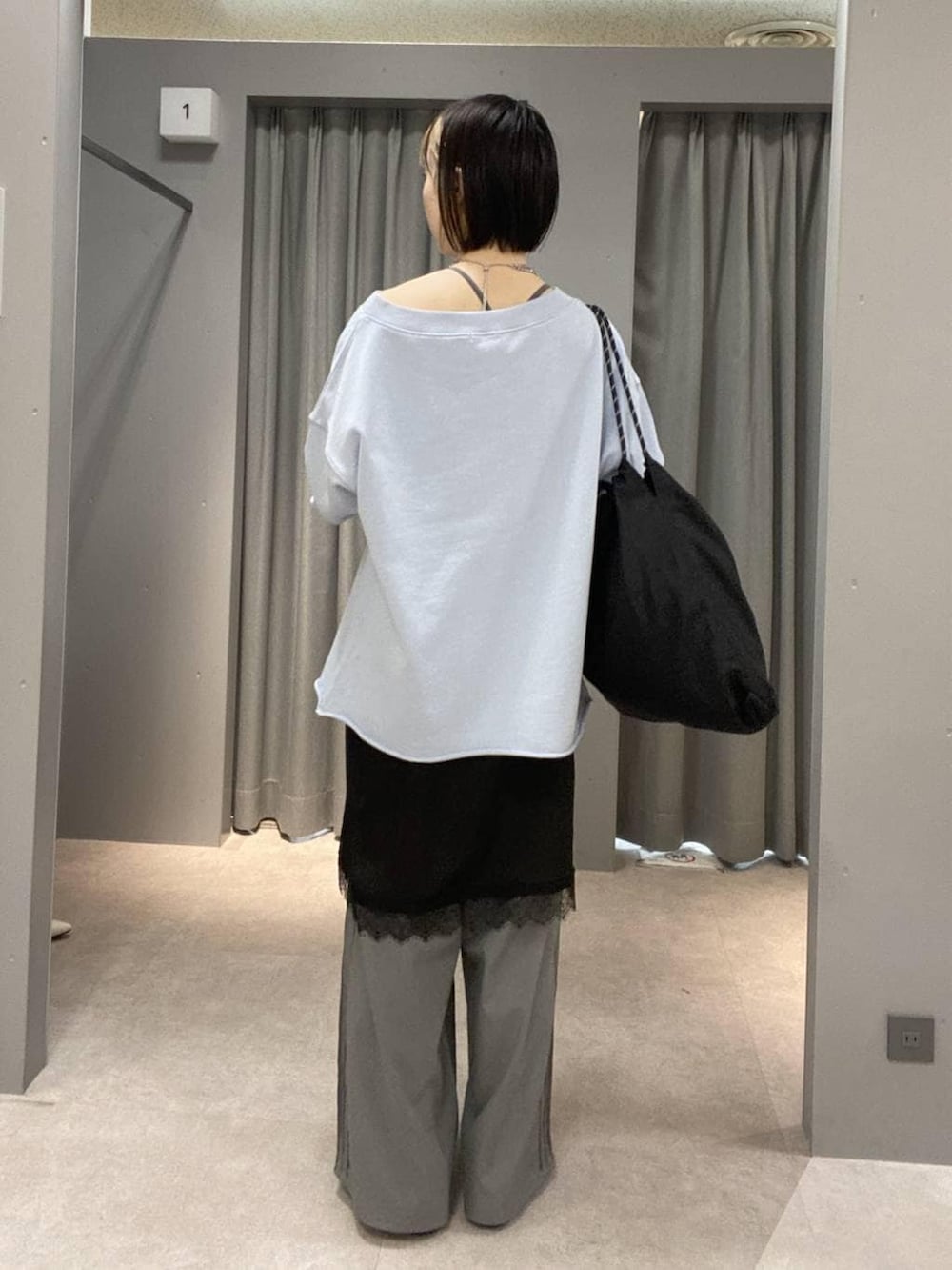 グレー系のその他パンツ、ブラック系のパンプス、ブラック系のトートバッグを着用したレディースの冬コーディネートの4枚目の写真