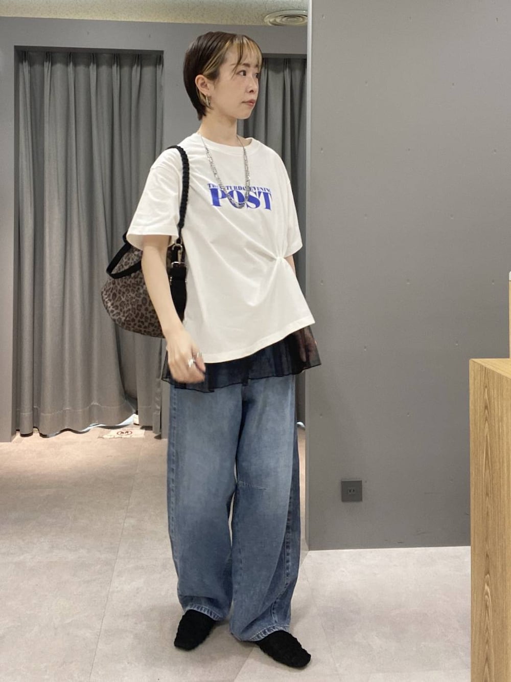 その他のショルダーバッグ、ブラック系のキャミソール、ブラック系のパンプスを着用したレディースの春コーディネートの2枚目の写真