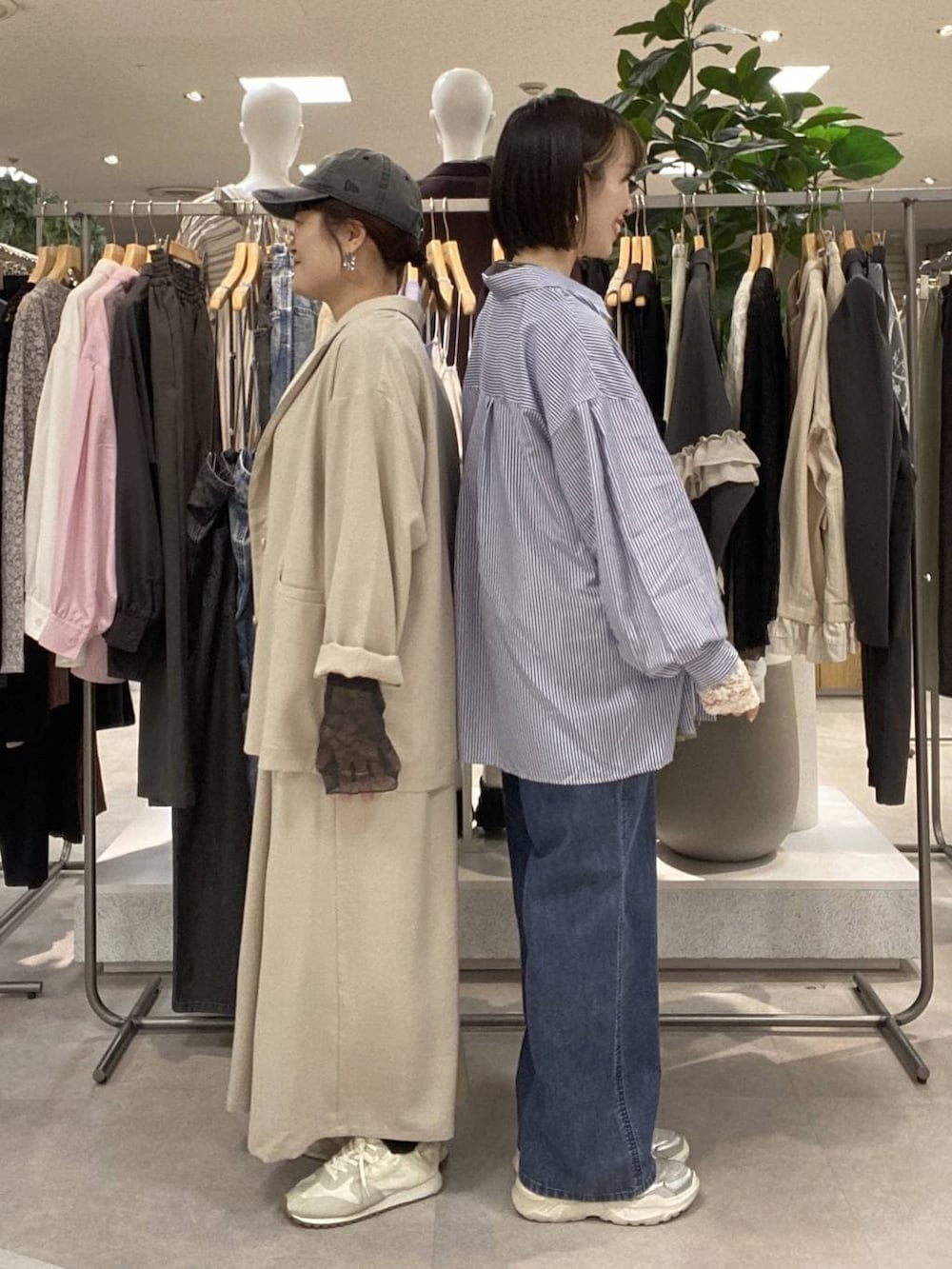 ブルー系のシャツ/ブラウス、ブルー系のデニムパンツ、ベージュ系のスカートを着用したレディースの春コーディネートの2枚目の写真