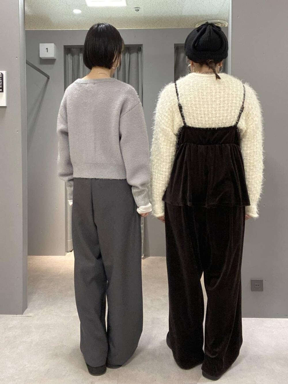 その他のショルダーバッグ、ブラック系のボストンバッグ、ホワイト系のTシャツ/カットソーを着用したレディースの冬コーディネートの2枚目の写真