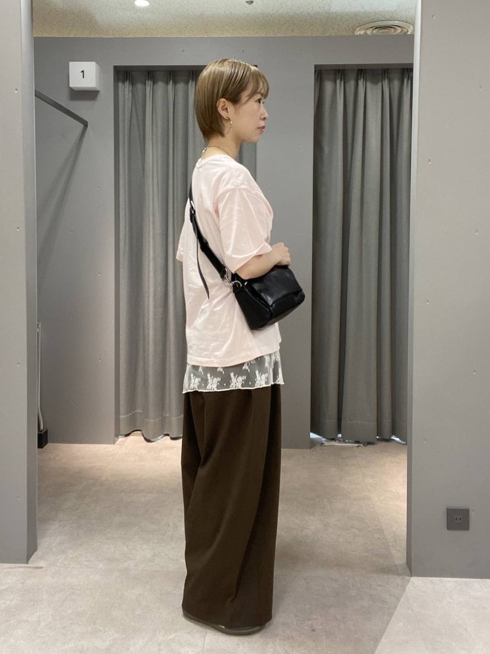 ピンク系のTシャツ/カットソー、ブラック系のショルダーバッグ、ブラウン系のその他パンツを着用したレディースの夏コーディネートの2枚目の写真