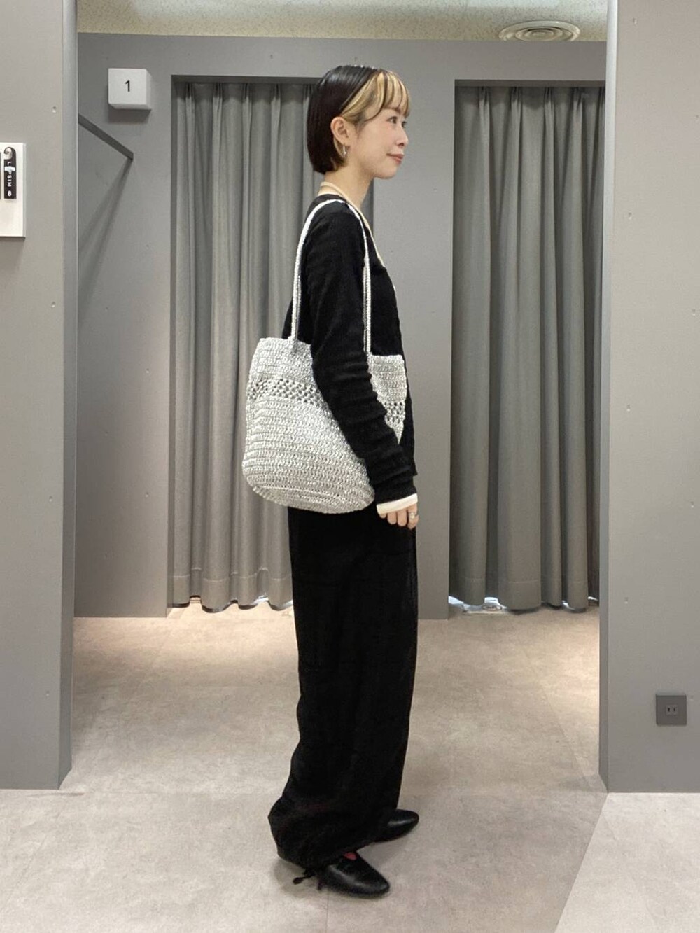 ホワイト系のTシャツ/カットソー、ブラック系のその他パンツ、ブラック系のカーディガン/ボレロを着用したレディースの春コーディネートの2枚目の写真