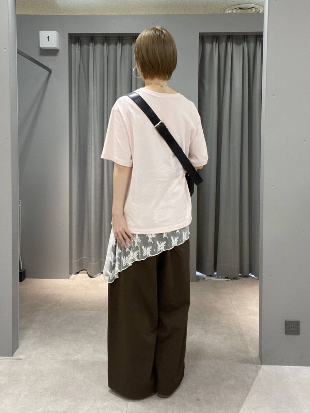 ピンク系のTシャツ/カットソー、ブラック系のショルダーバッグ、ブラウン系のその他パンツを着用したレディースの夏コーディネートの3枚目の写真