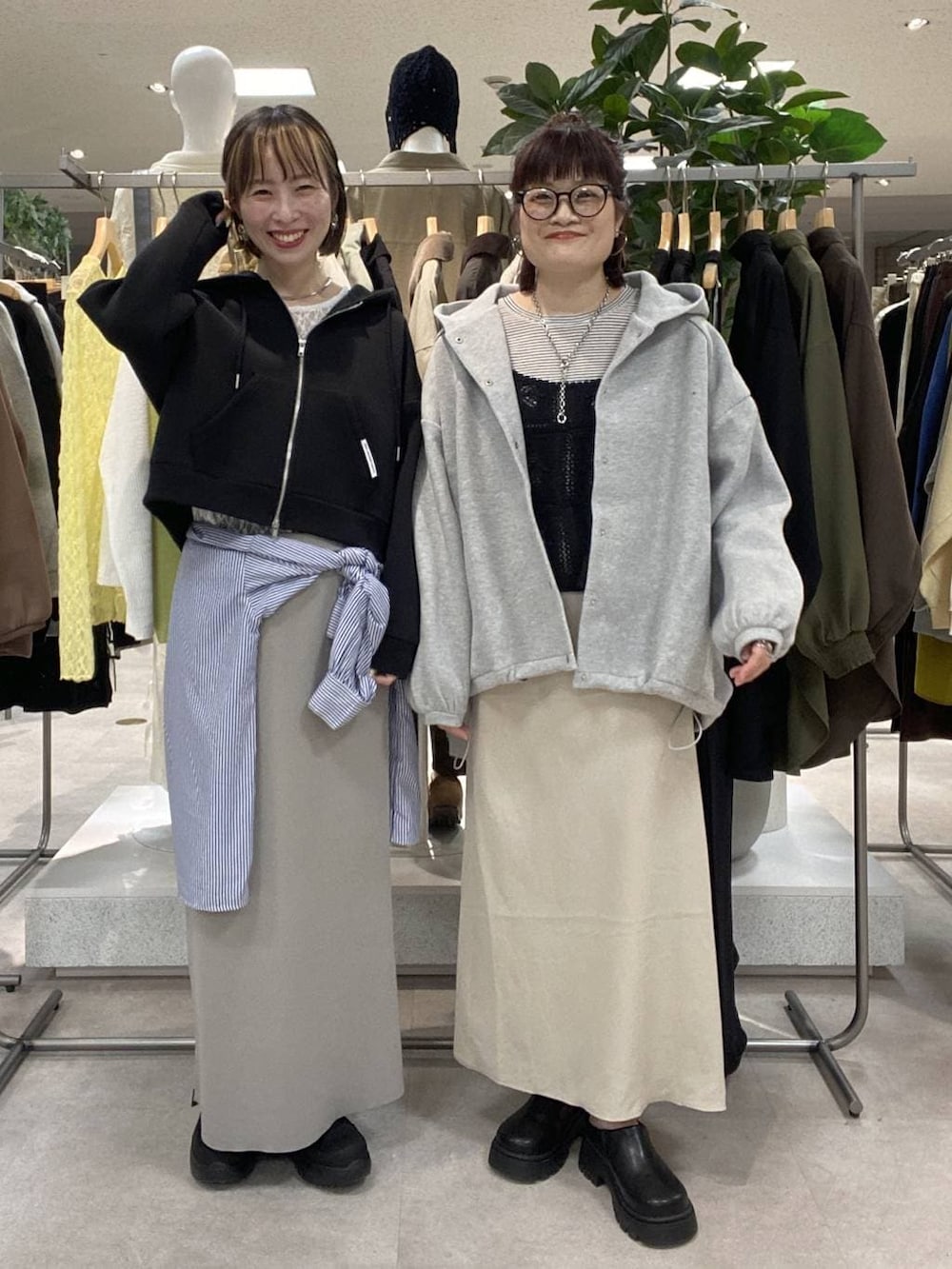 ホワイト系のTシャツ/カットソー、グレー系のスカート、グレー系のブルゾンを着用したレディースの冬コーディネートの3枚目の写真