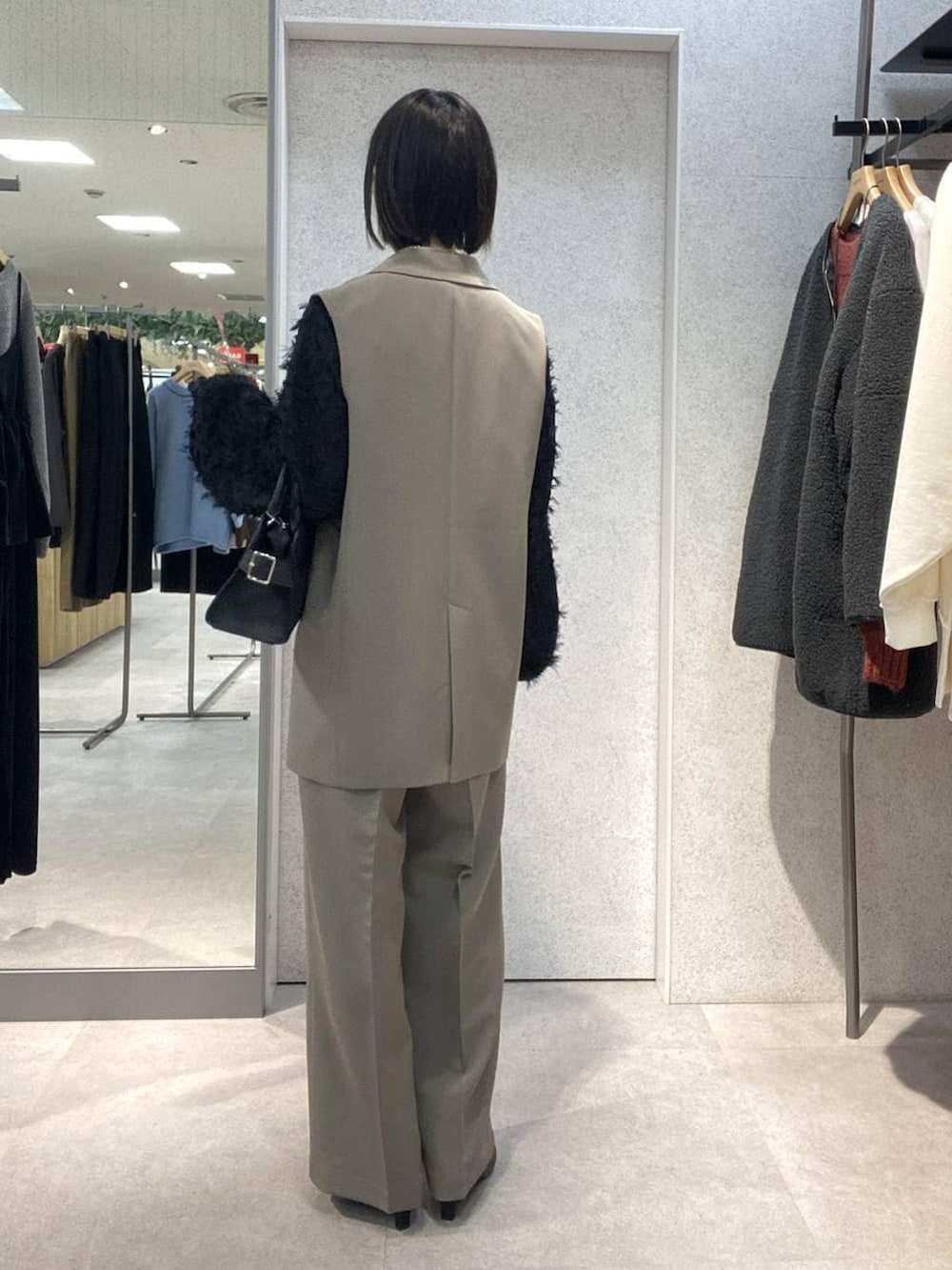 ブラウン系のその他パンツ、ブラウン系のその他アウター、ブラック系のシャツ/ブラウスを着用したレディースの冬コーディネートの3枚目の写真