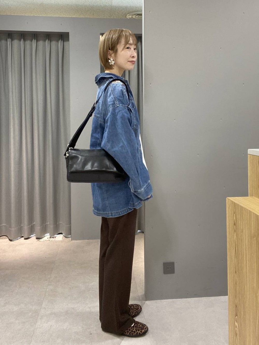 その他のパンプス、ブルー系のシャツ/ブラウス、ホワイト系のTシャツ/カットソーを着用したレディースの夏コーディネートの2枚目の写真