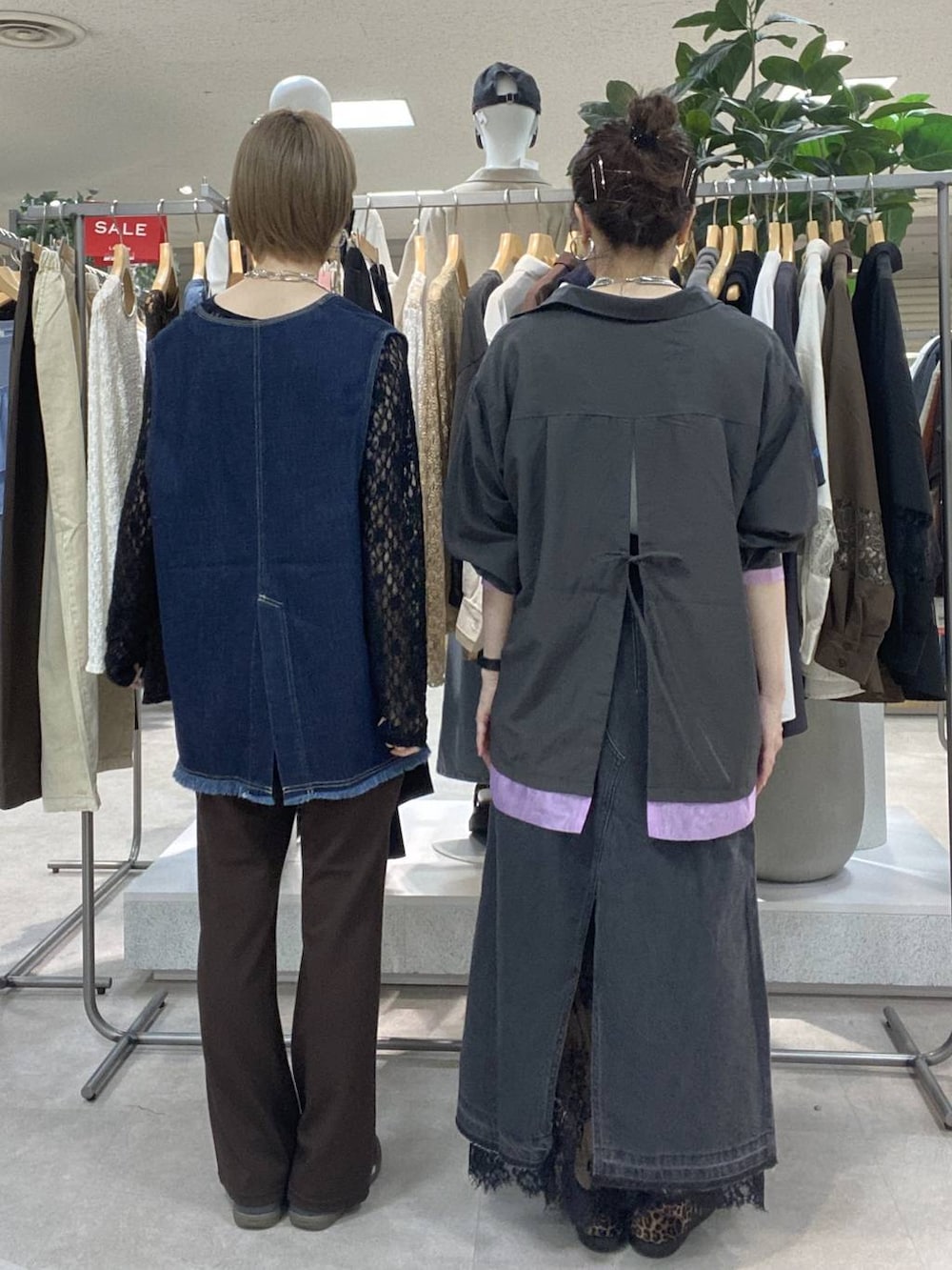 ブラック系のデニムスカート、グレー系のシャツ/ブラウス、ホワイト系のTシャツ/カットソーを着用したレディースの夏コーディネートの3枚目の写真