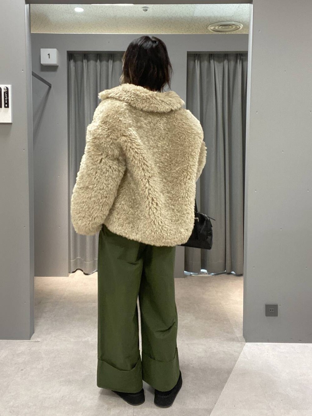 ブラック系のボストンバッグ、グリーン系のその他パンツ、ベージュ系のブルゾンを着用したレディースの秋コーディネートの4枚目の写真