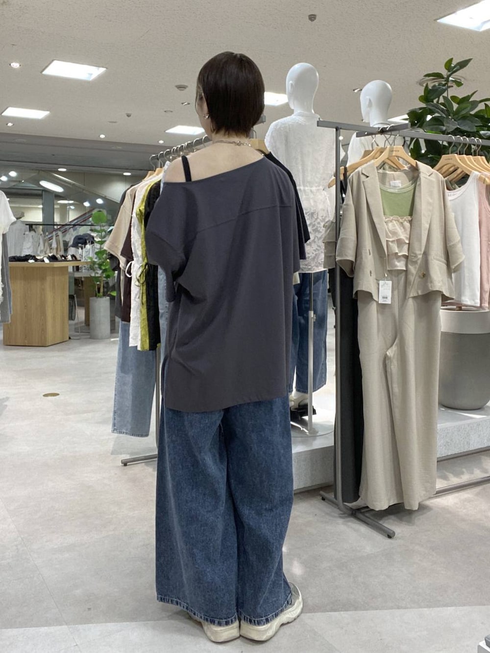 グレー系のTシャツ/カットソー、ブルー系のデニムパンツ、シルバー系のネックレスを着用したレディースの夏コーディネートの3枚目の写真