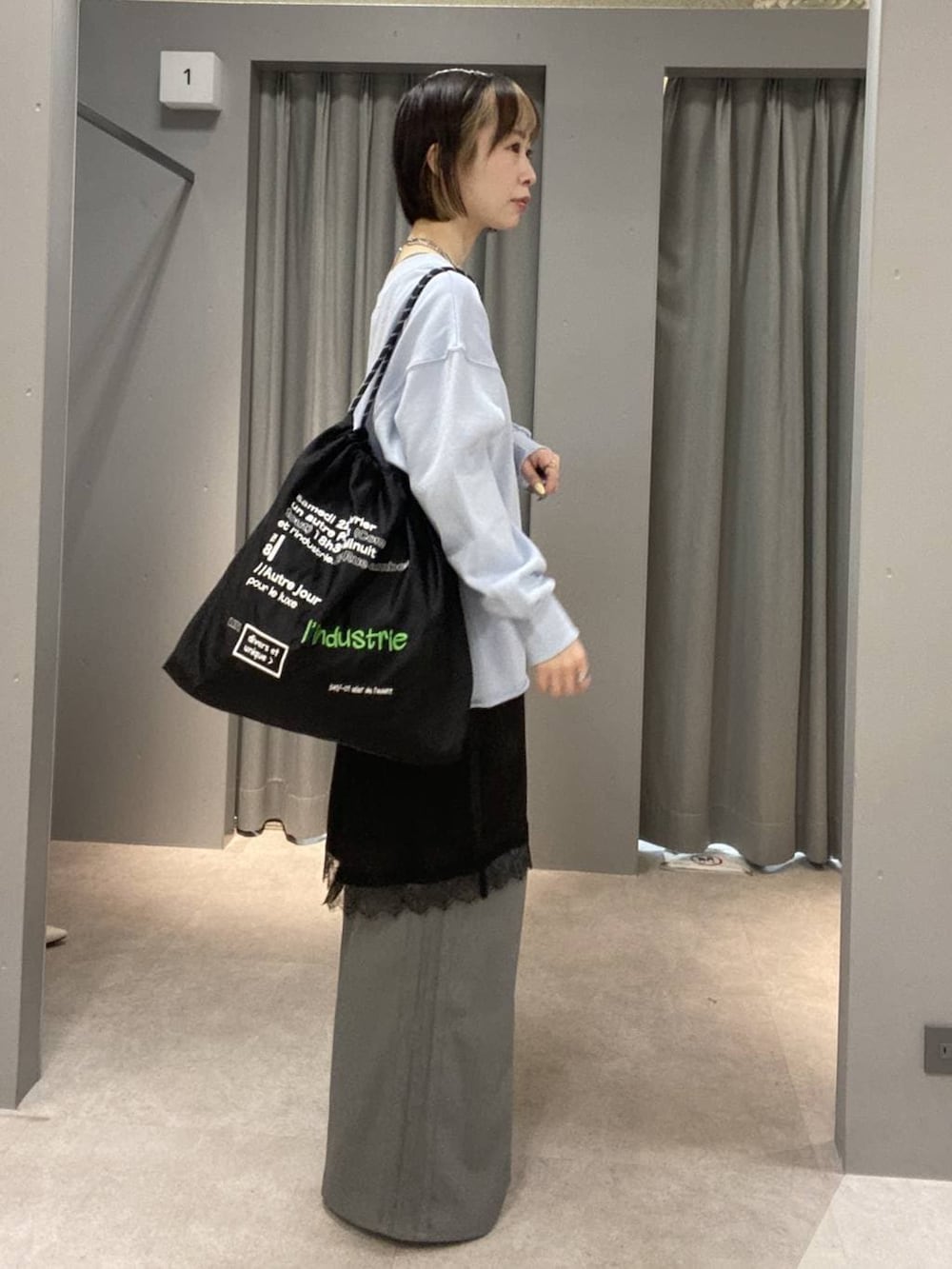 グレー系のその他パンツ、ブラック系のパンプス、ブラック系のトートバッグを着用したレディースの冬コーディネートの2枚目の写真