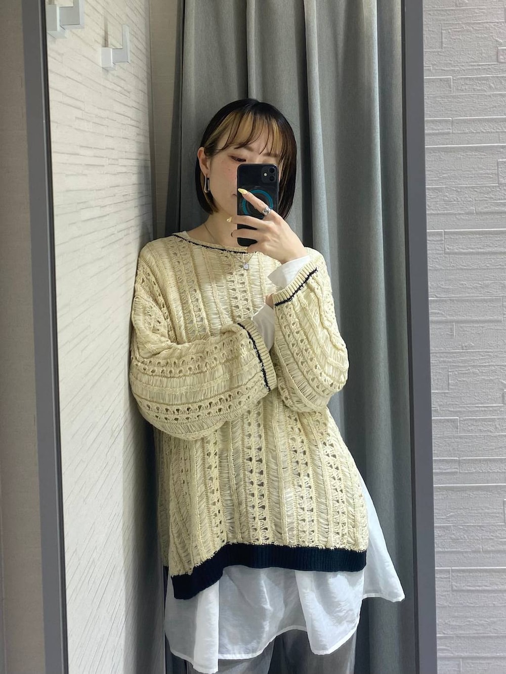 ホワイト系のTシャツ/カットソー、ブラウン系のスニーカー、グレー系のデニムパンツを着用したレディースの春コーディネートの2枚目の写真