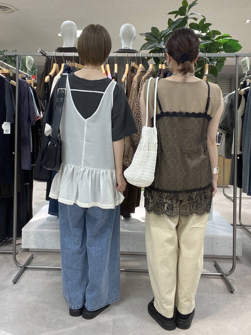 ベージュ系のTシャツ/カットソー、ブルー系のデニムパンツ、シルバー系のネックレスを着用したレディースの夏コーディネートの3枚目の写真