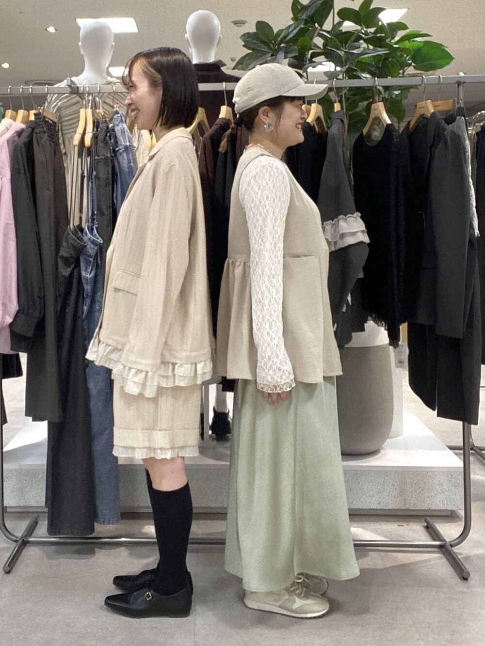 ベージュ系のその他アウター、ホワイト系のTシャツ/カットソー、ブラック系のパンプスを着用したレディースの春コーディネートの2枚目の写真