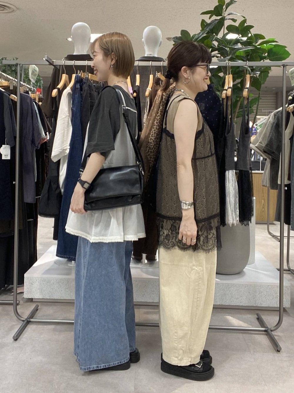 ベージュ系のTシャツ/カットソー、ブルー系のデニムパンツ、シルバー系のネックレスを着用したレディースの夏コーディネートの2枚目の写真