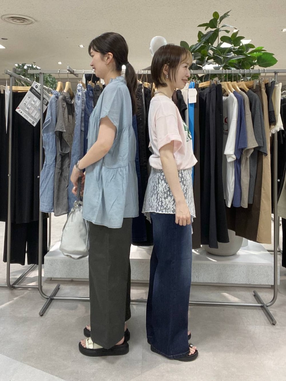グレー系のその他パンツ、ピンク系のTシャツ/カットソー、グレー系のショルダーバッグを着用したレディースの夏コーディネートの2枚目の写真