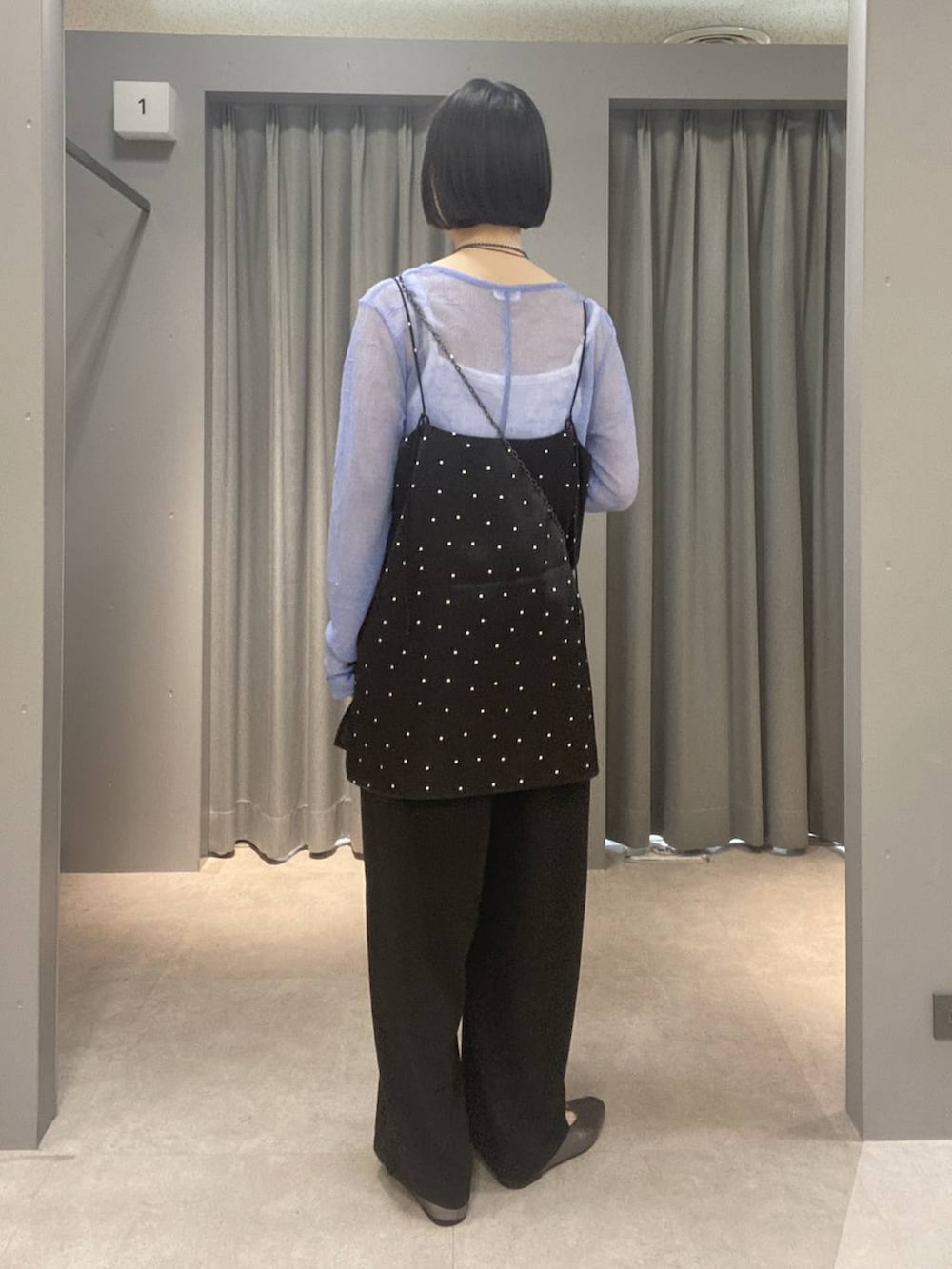 ブラック系のその他パンツ、その他のパンプス、ブルー系のTシャツ/カットソーを着用したレディースの春コーディネートの3枚目の写真