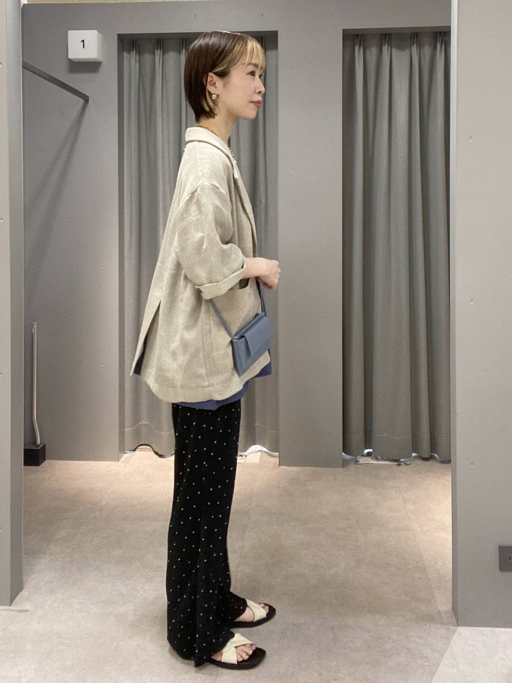 ブラウン系のその他パンツ、ブルー系のTシャツ/カットソー、ベージュ系のテーラードジャケットを着用したレディースの夏コーディネートの2枚目の写真