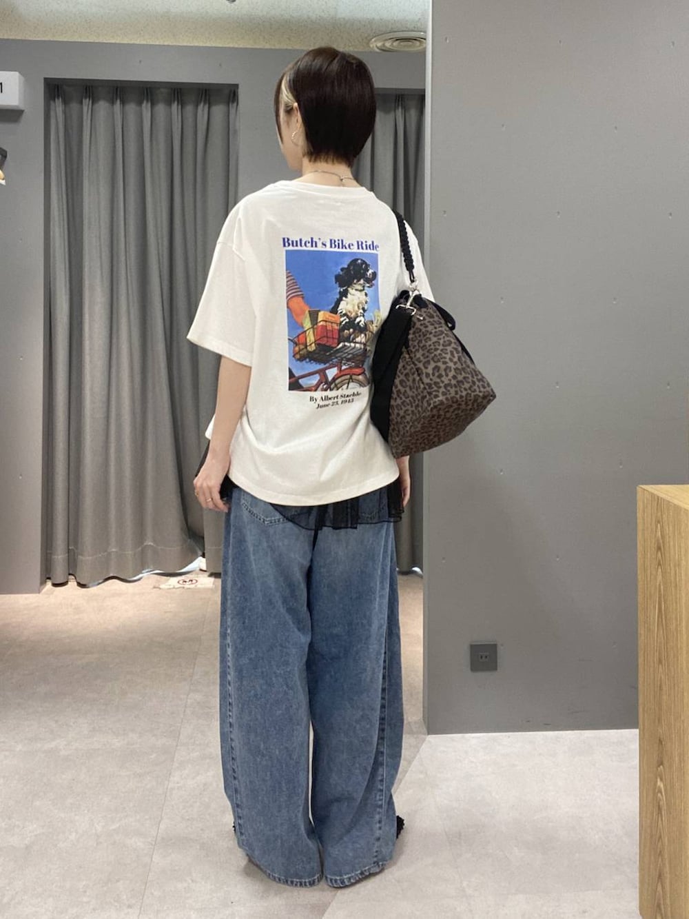 その他のショルダーバッグ、ブラック系のキャミソール、ブラック系のパンプスを着用したレディースの春コーディネートの3枚目の写真