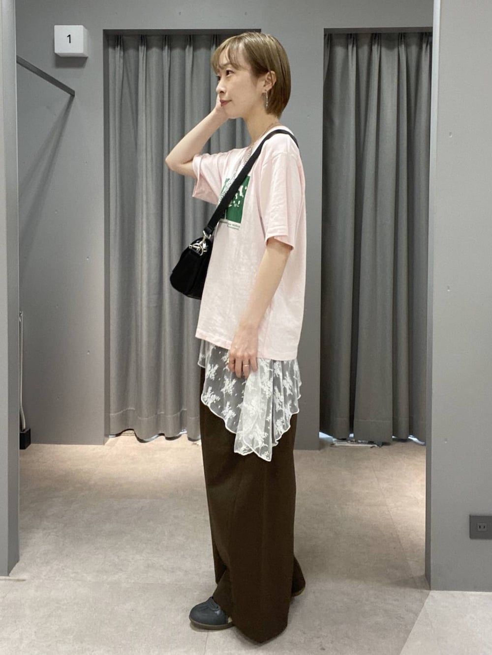 ピンク系のTシャツ/カットソー、ブラック系のショルダーバッグ、ブラウン系のその他パンツを着用したレディースの夏コーディネートの4枚目の写真