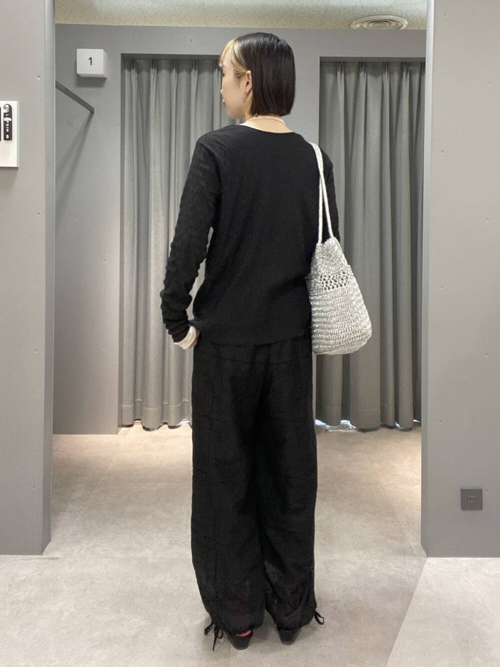 ホワイト系のTシャツ/カットソー、ブラック系のその他パンツ、ブラック系のカーディガン/ボレロを着用したレディースの春コーディネートの3枚目の写真