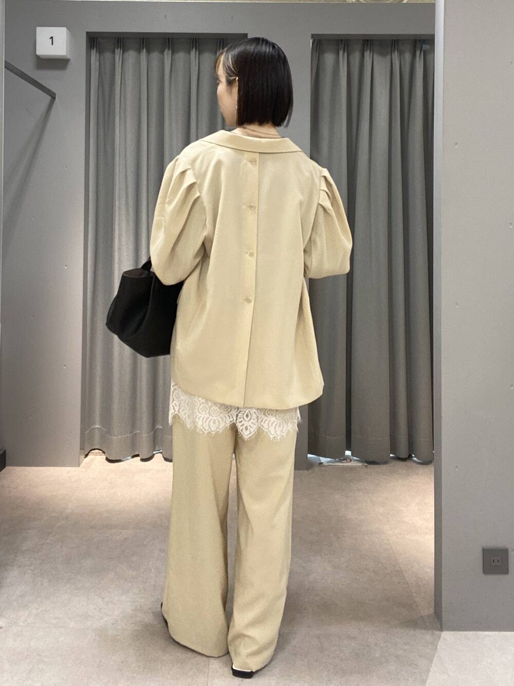 ベージュ系のその他パンツ、ベージュ系のその他アウター、ブラック系のトートバッグを着用したレディースの春コーディネートの3枚目の写真