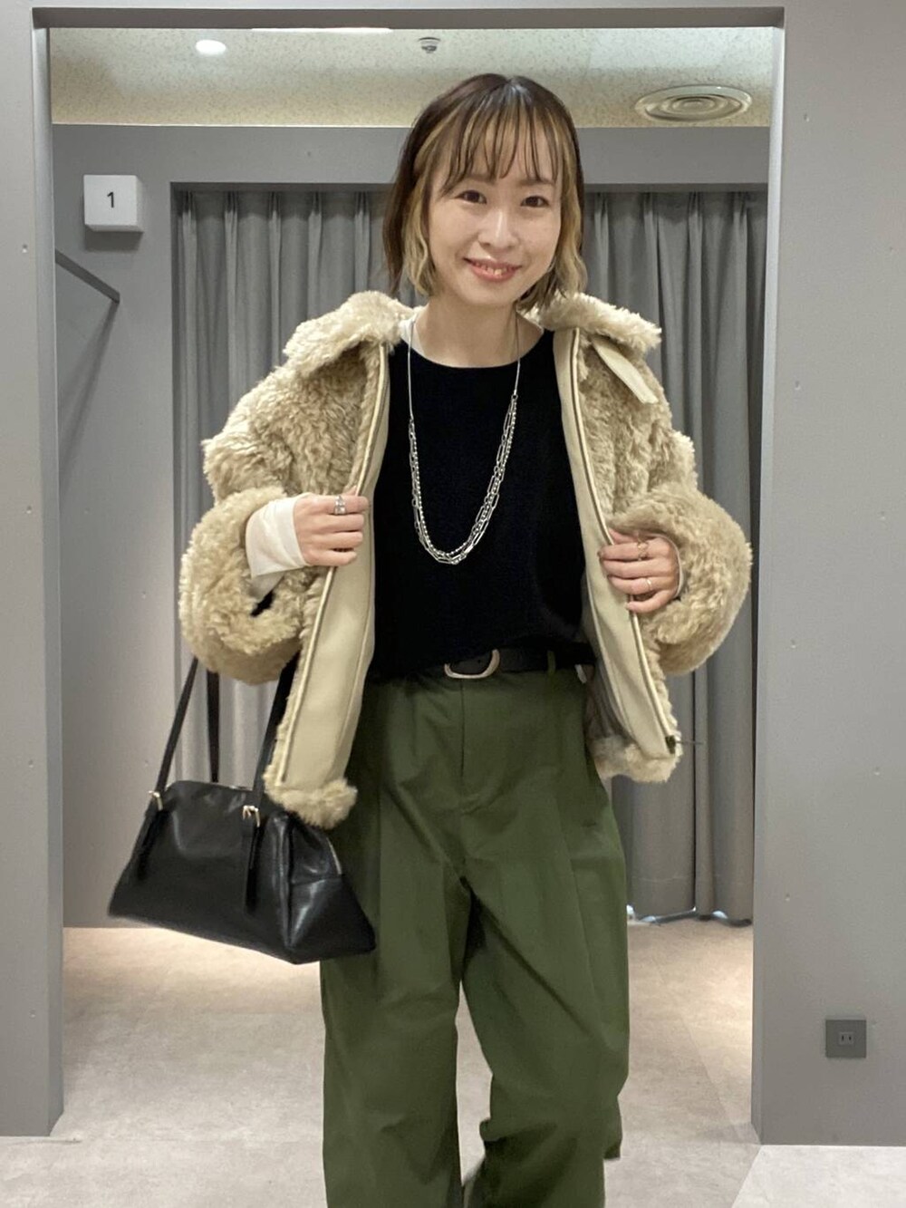 ブラック系のボストンバッグ、グリーン系のその他パンツ、ベージュ系のブルゾンを着用したレディースの秋コーディネートの5枚目の写真