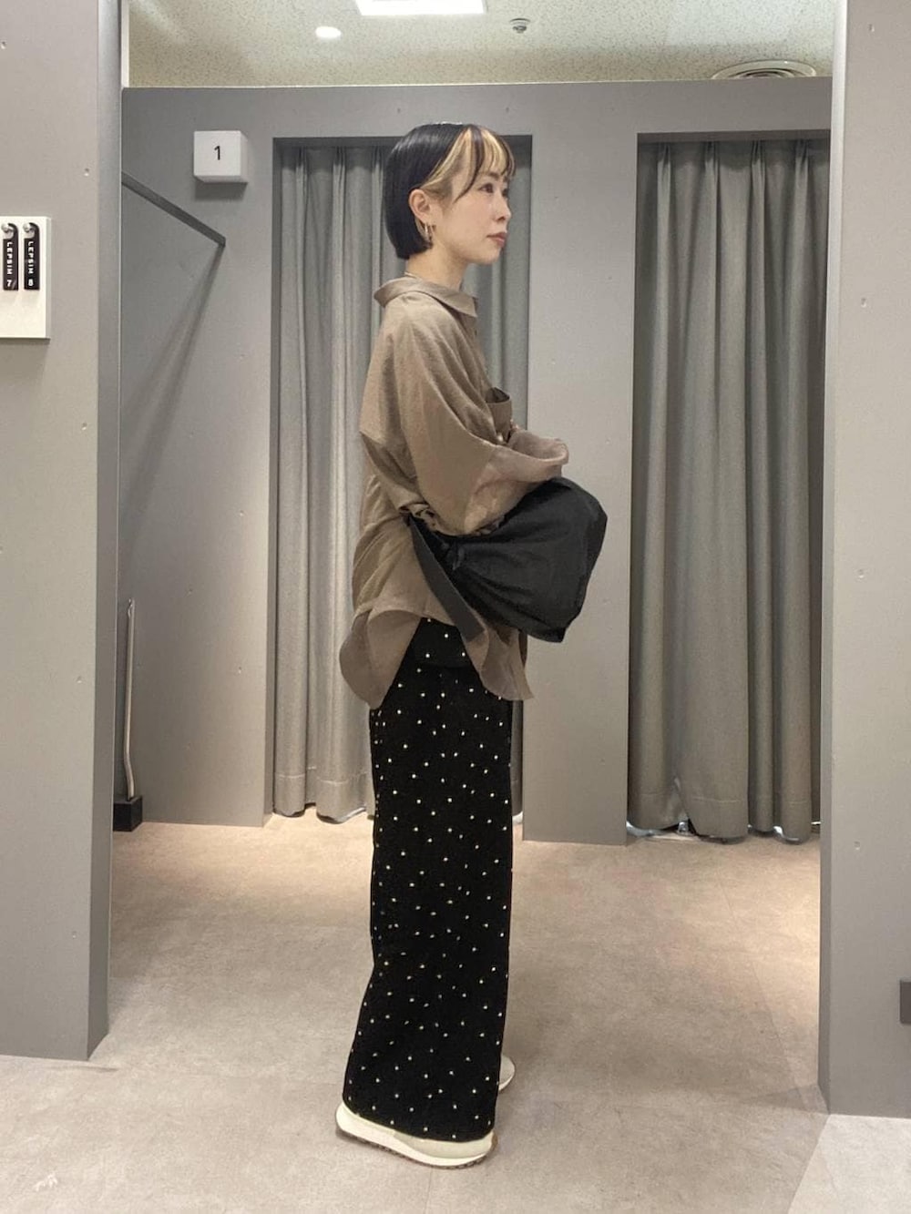 ホワイト系のスニーカー、グレー系のショルダーバッグ、ホワイト系のニット/セーターを着用したレディースの春コーディネートの3枚目の写真