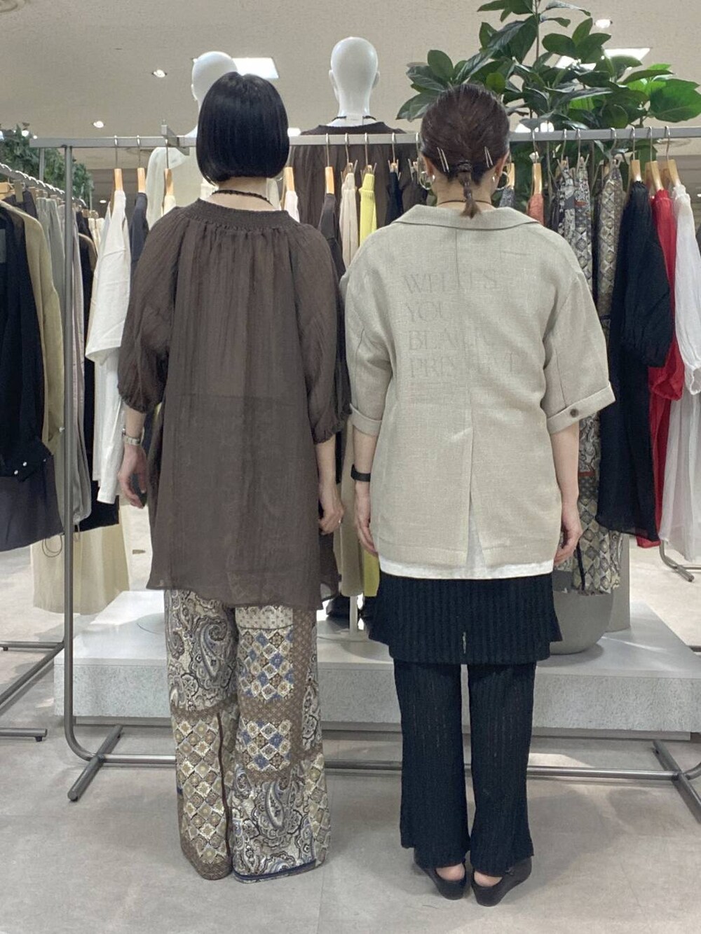 ブラック系のパンプス、ブラック系のその他パンツ、ブラウン系のその他パンツを着用したレディースの春コーディネートの2枚目の写真