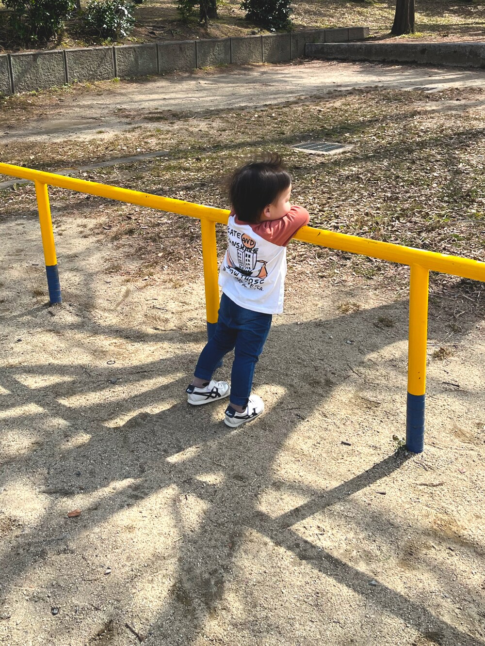 オレンジ系のTシャツ/カットソー、ホワイト系のスニーカーを着用したキッズの夏コーディネートの3枚目の写真