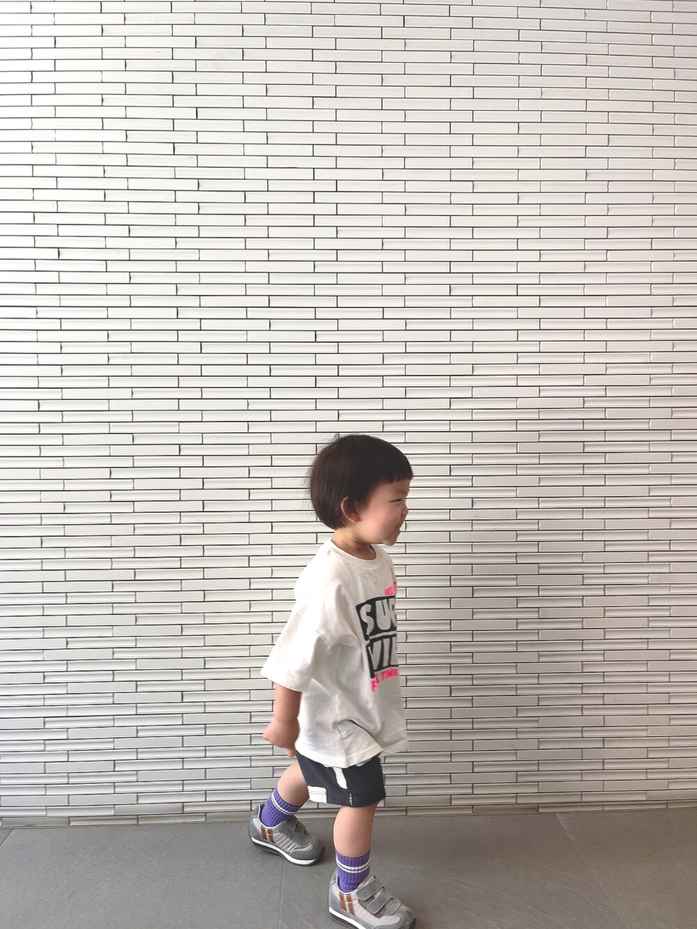 ホワイト系のTシャツ/カットソー、パープル系のソックス/靴下を着用したキッズの夏コーディネートの2枚目の写真