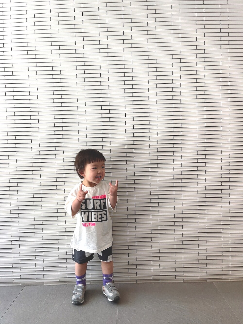 ホワイト系のTシャツ/カットソー、パープル系のソックス/靴下を着用したキッズの夏コーディネートの3枚目の写真