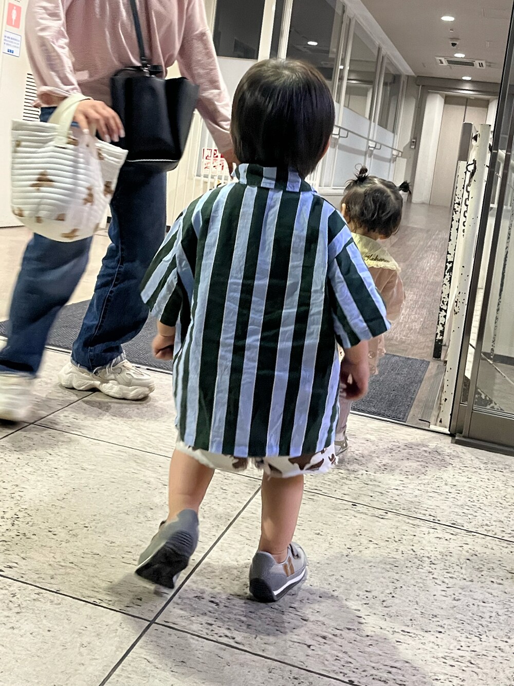グレー系のスニーカー、ブラウン系のパンツを着用したキッズの夏コーディネートの2枚目の写真