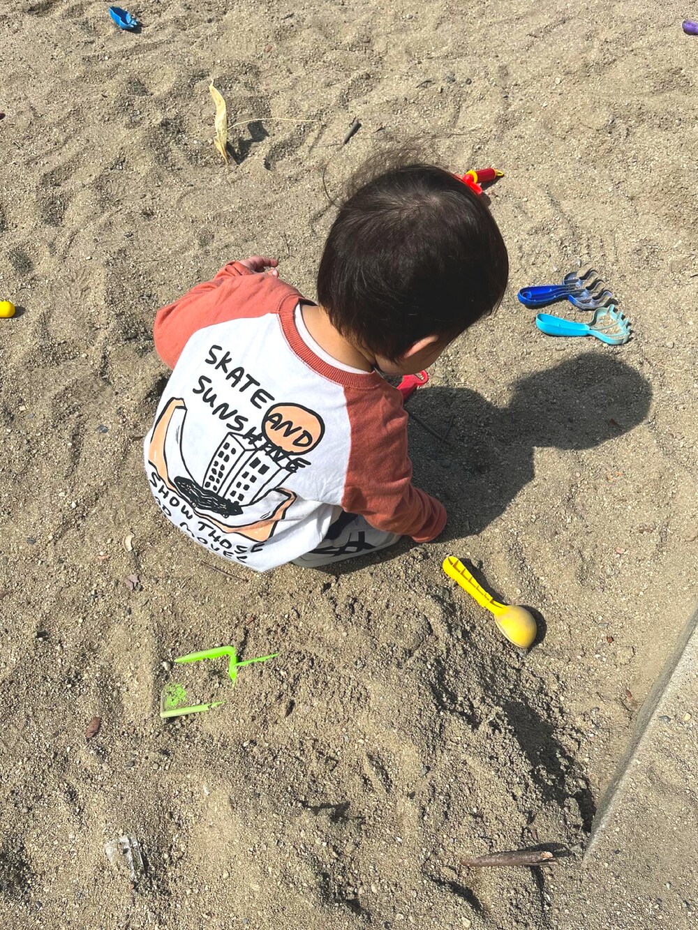 オレンジ系のTシャツ/カットソー、ホワイト系のスニーカーを着用したキッズの夏コーディネートの2枚目の写真