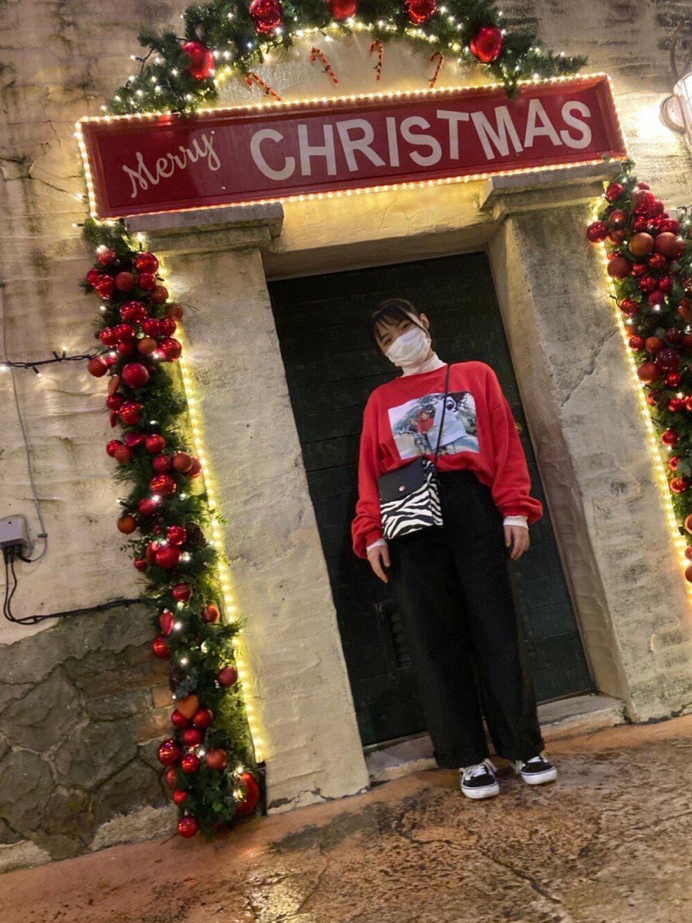 「クリスマス、Bershka、古着、スウェット、E.T.、UNIQLO、モックネック、チノパン、VANS、スニーカー」｜「Bershkaの古着(USED)（スウェット、レッド系）」を使った、マナミさん（レディース・151cm）の冬コーディネートの2枚目の写真