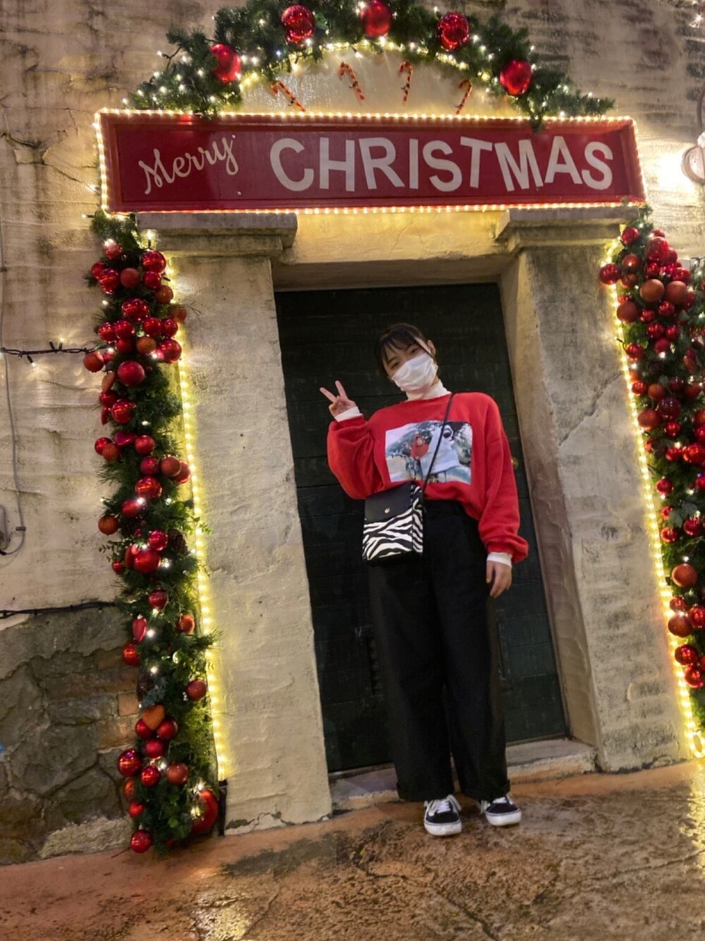 「クリスマス、Bershka、古着、スウェット、E.T.、UNIQLO、モックネック、チノパン、VANS、スニーカー」｜「Bershkaの古着(USED)（スウェット、レッド系）」を使った、マナミさん（レディース・151cm）の冬コーディネートの3枚目の写真
