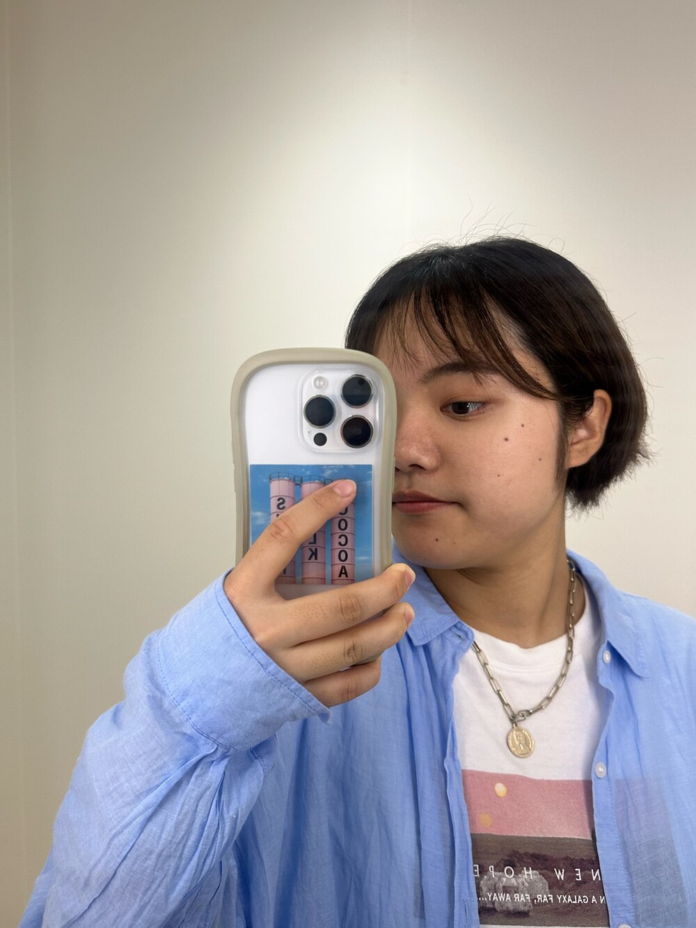 ホワイト系のTシャツ/カットソー、ブルー系のシャツ/ブラウスを着用したレディースの夏コーディネートの2枚目の写真