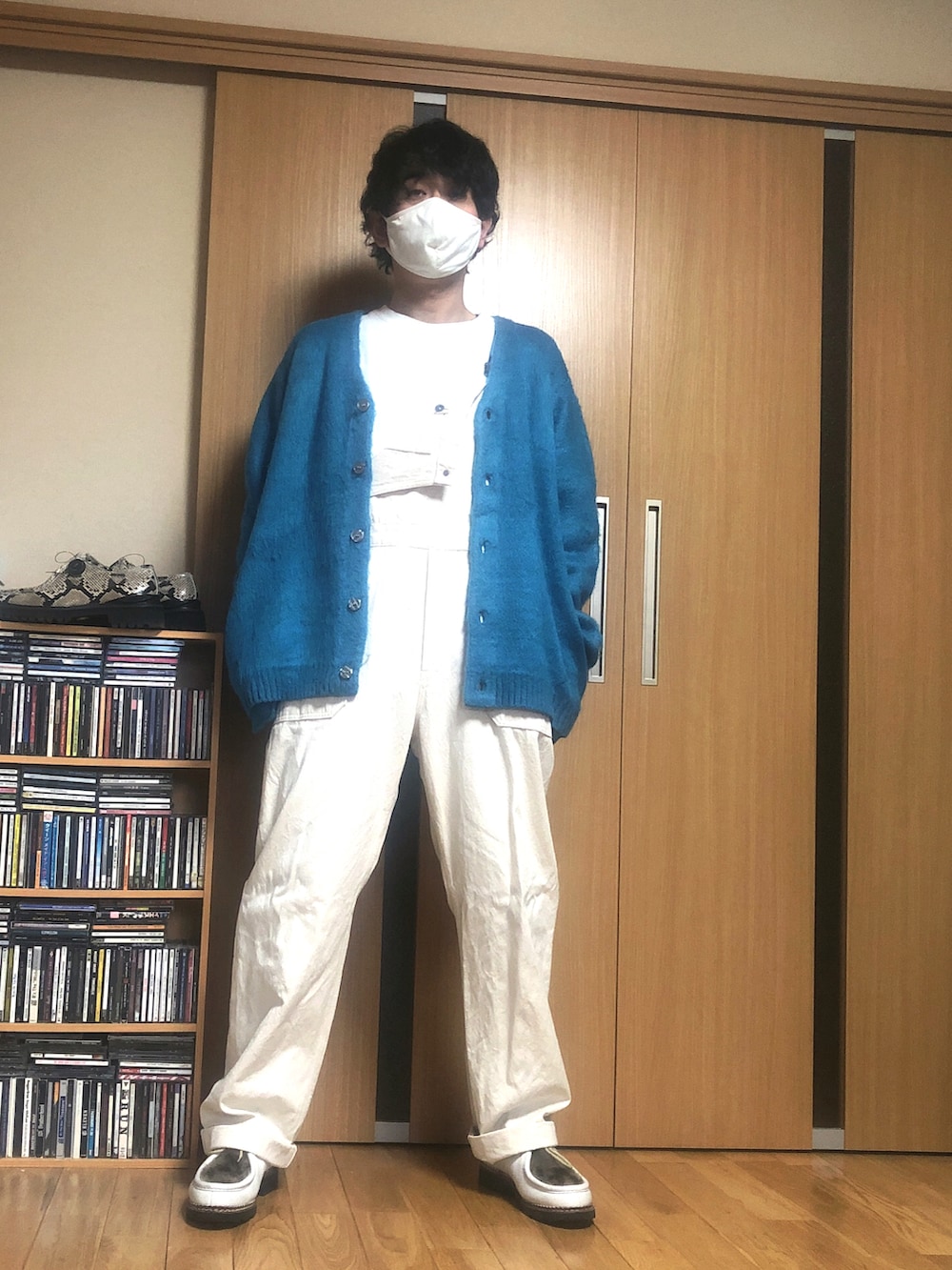 「カーディガン、春コーデ、オーバーサイズ、オーバーオール、おしゃれさんと繋がりたい、シンプル、パラブーツ、アザラシ、白」｜「kookynのアイテム（ニット/セーター、ブルー系）」を使った、taka(相互フォロー)さん（メンズ・170cm）の冬コーディネートの2枚目の写真
